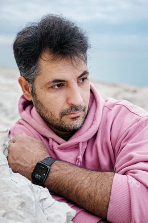 portret mężczyzny plenery nad morzem naturalne światło