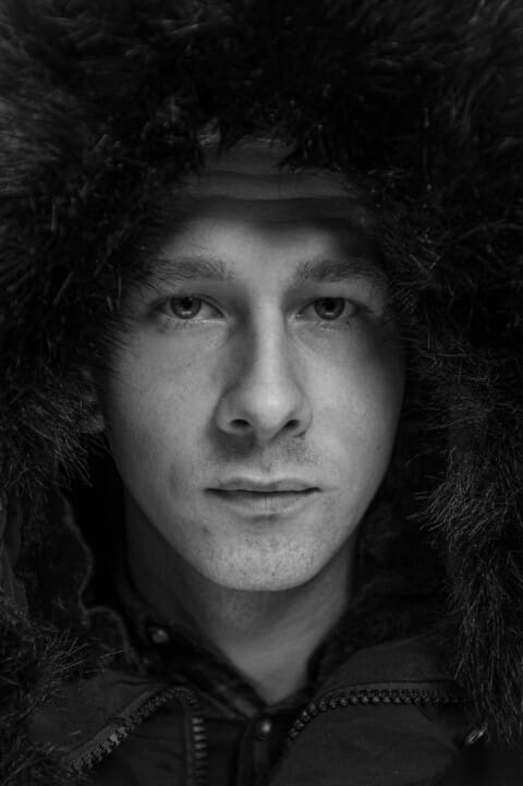 zbliżenie portret mężczyzny zimowy klimat plenery