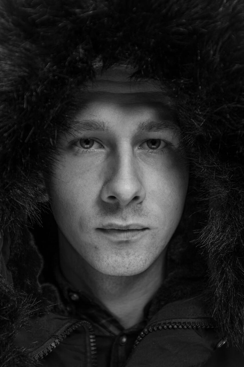 zbliżenie portret mężczyzny zimowy klimat plenery
