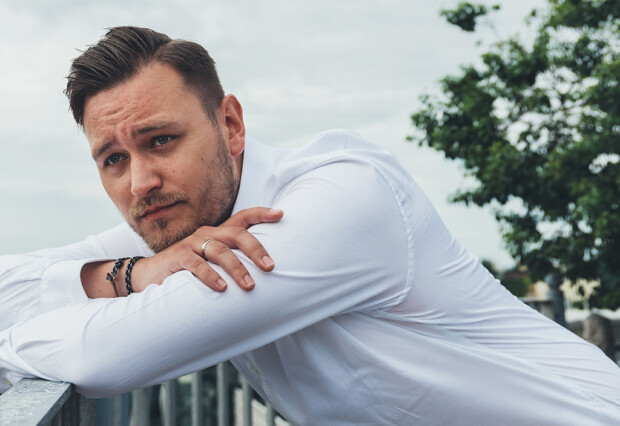 naturalny portret mężczyzny plenery miejskie