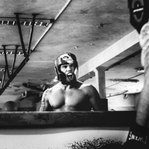 sesja sportowa mężczyzny boks czarno biała fotografia