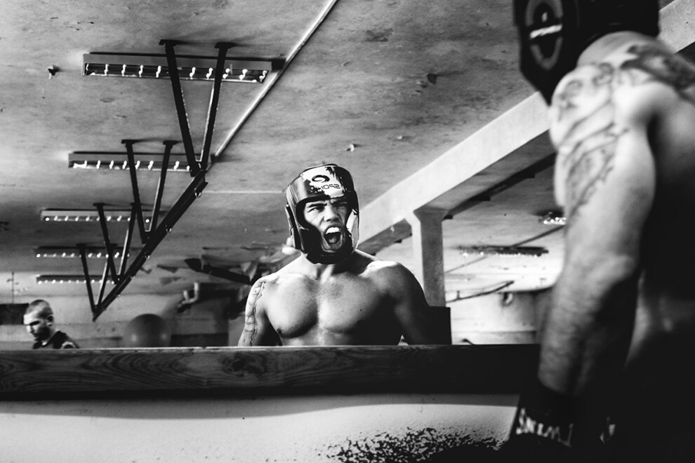 sesja sportowa mężczyzny boks czarno biała fotografia