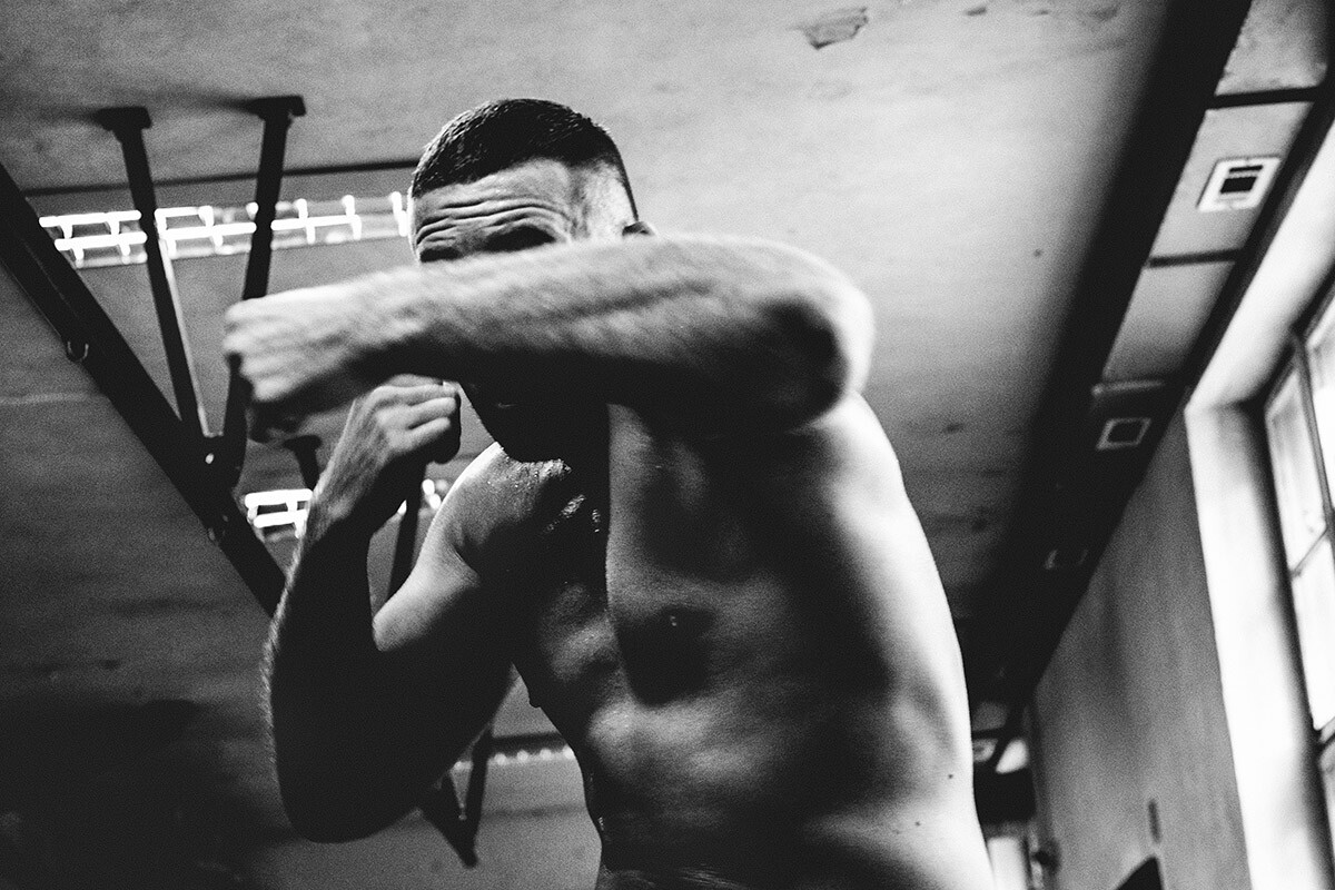 czarno biały portret mężczyzny sesja sportowa