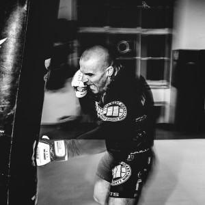 czarno biały portret mężczyzny trening boks