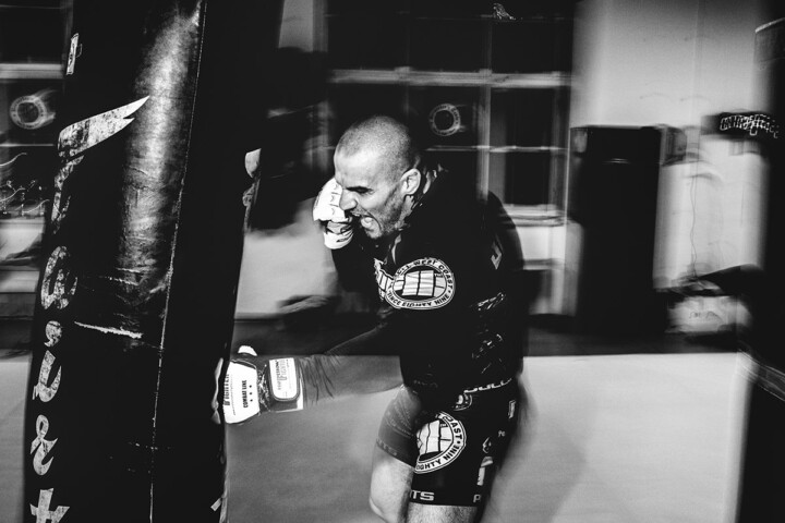 czarno biały portret mężczyzny trening boks
