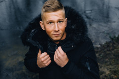 naturalny portret mężczyzny plenery zimowy klimat
