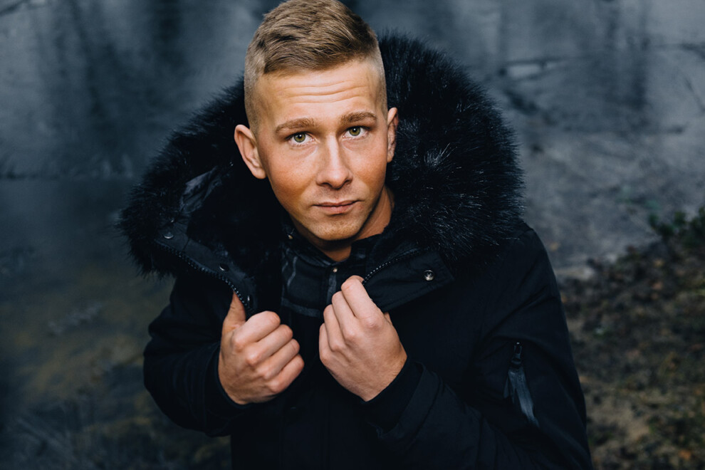 naturalny portret mężczyzny plenery zimowy klimat