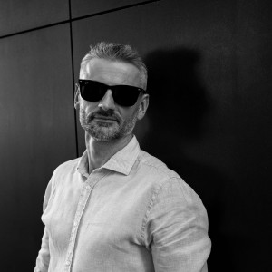 portret wizerunkowy mężczyzny ciemne tło naturalne światło