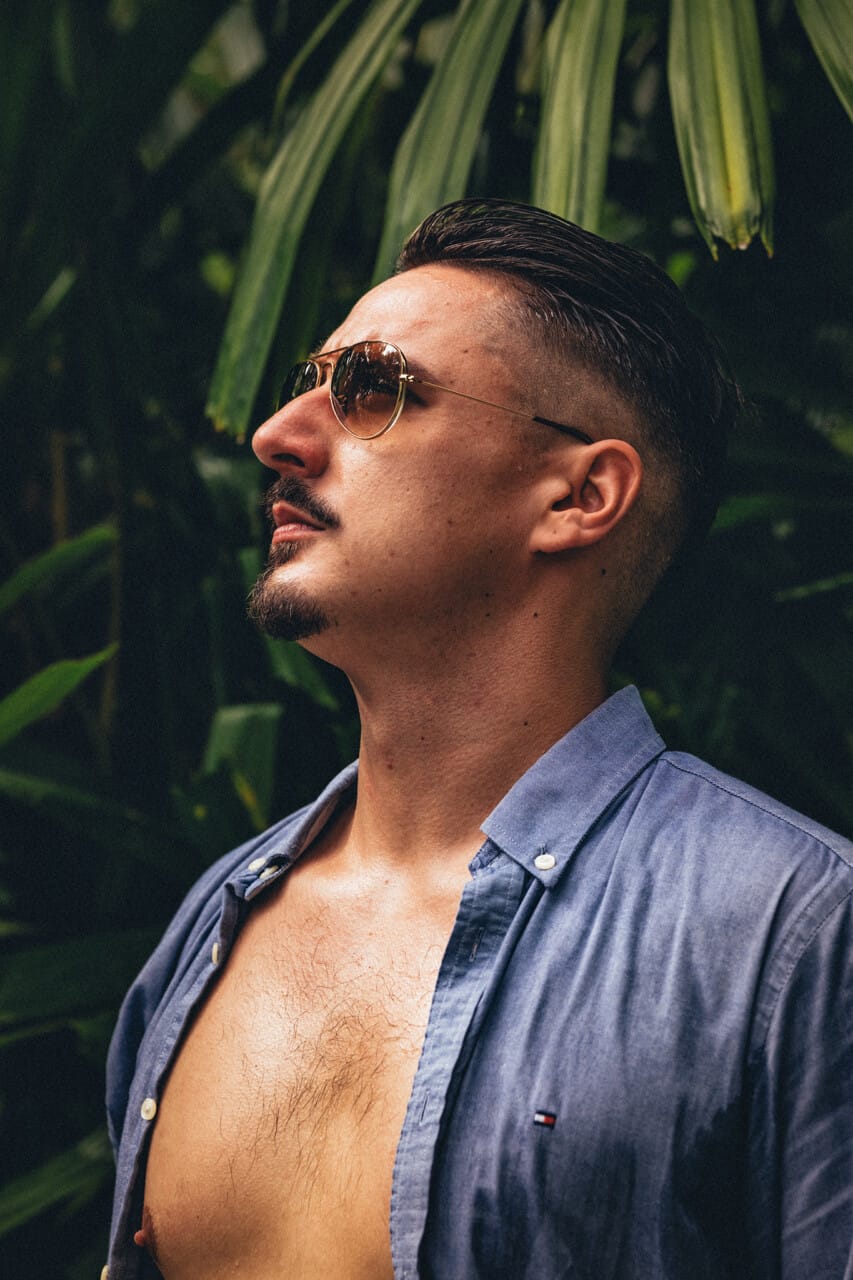 portret mężczyzny naturalne emocje