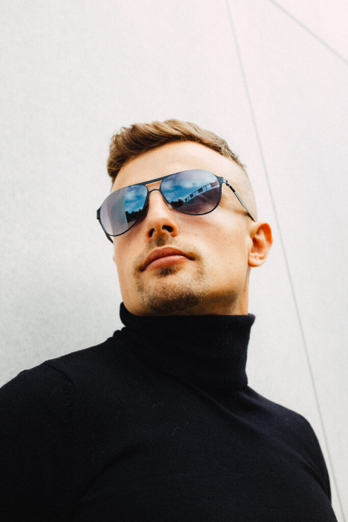 Naturalny portret mężczyzny w plenerze
