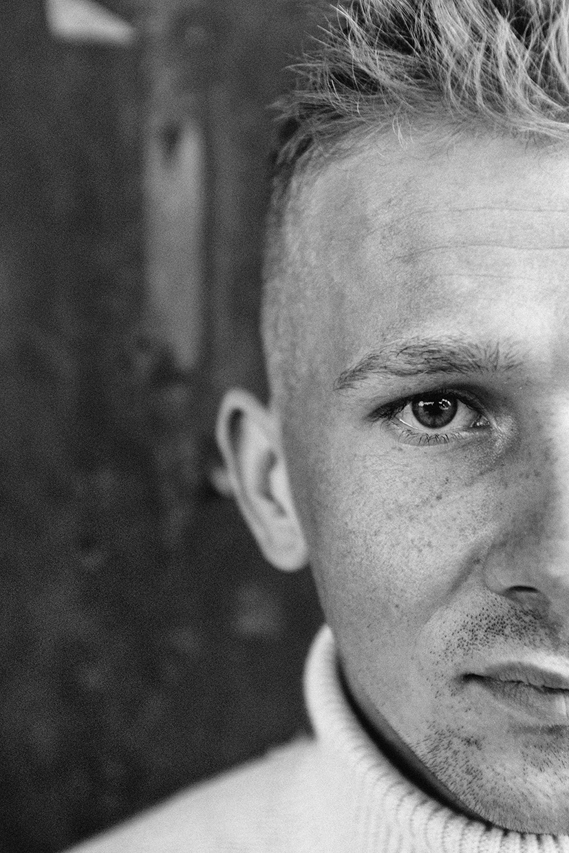 Portret mężczyzny w czerni i bieli w połowie twarzy